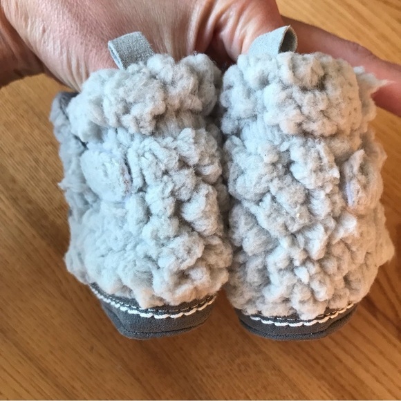 Booties soft soled 0-6 month shoes booties gray animal gift faux fur Robeez stri - Picture 2 of 9